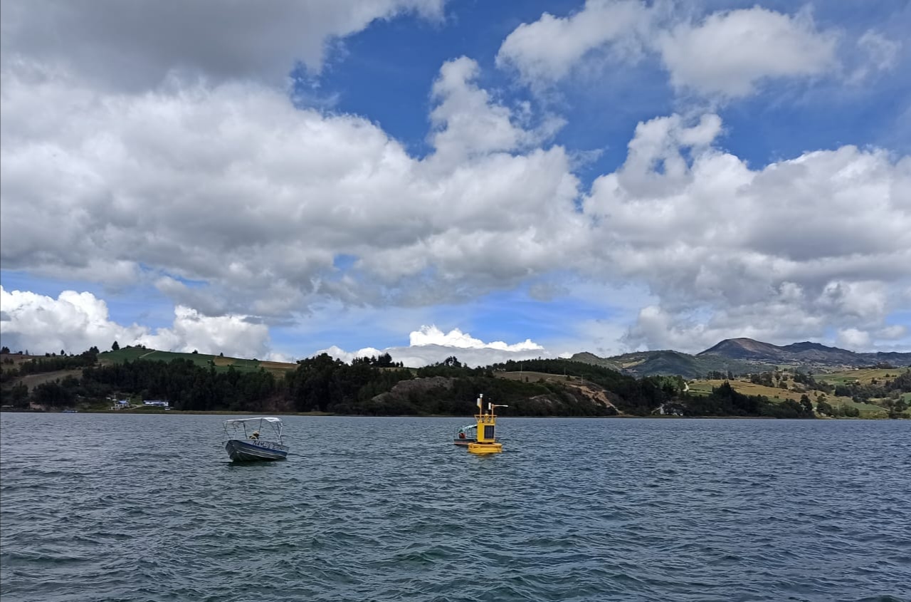 MinAmbiente instala primera boya de monitoreo climatológico para la protección del lago de Tota