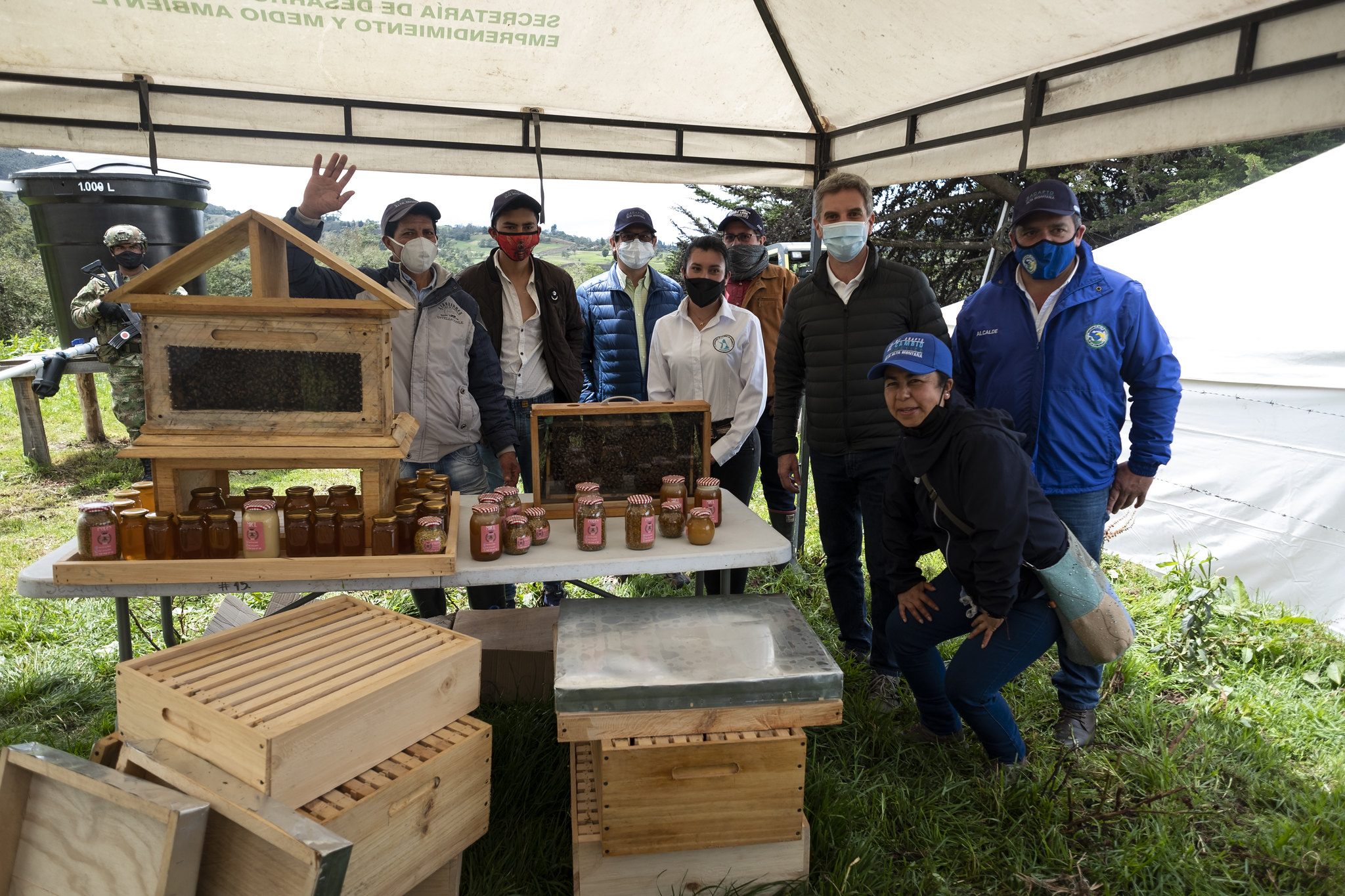 “Las abejas son trascendentales para la humanidad”, dice el ministro de Ambiente en el Día Mundial de las Abejas