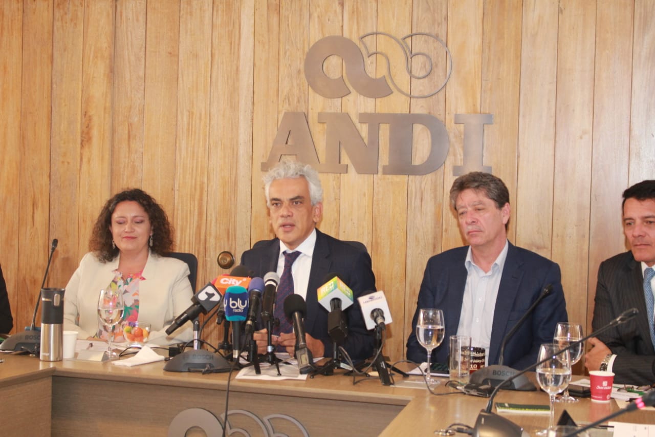 El Gobierno Nacional, la industria y comercio automotriz se comprometen con la implementación de las leyes que buscan mejorar la calidad del aire
