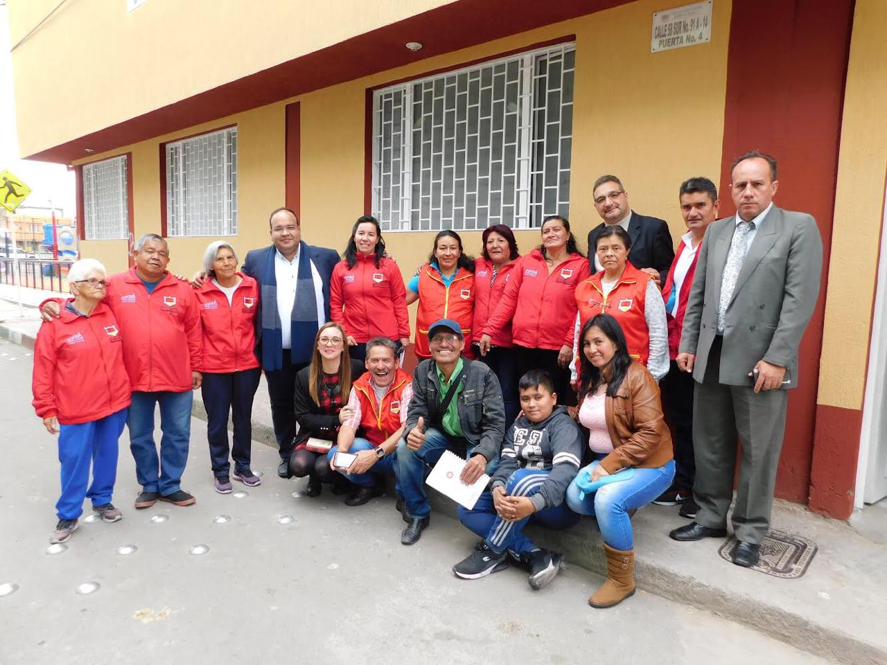 Minambiente visitó el proyecto de huertas urbanas y tiendas verdes más grande de Bogotá