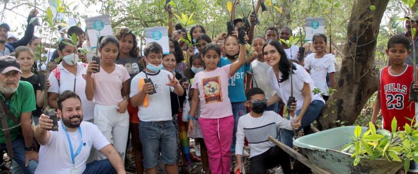 En una jornada de integración, venezolanos y colombianos sembraron 300 mangles