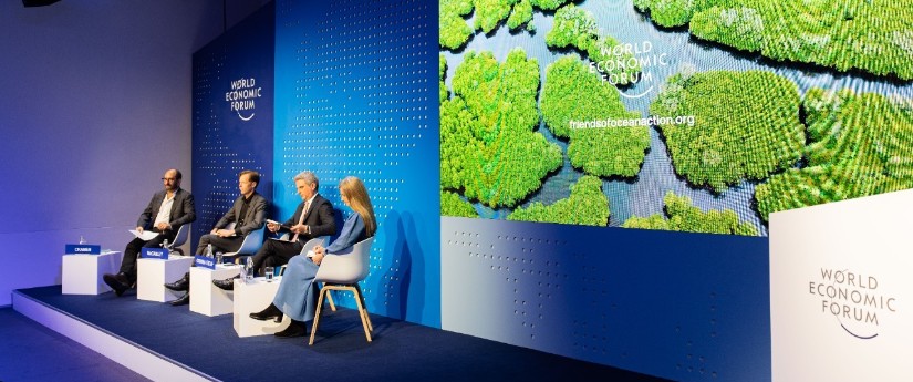 El ministro Correa expuso las ventajas del carbono azul en el Foro Económico Mundial