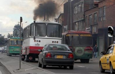 Imagen de bus emitiendo contaminación