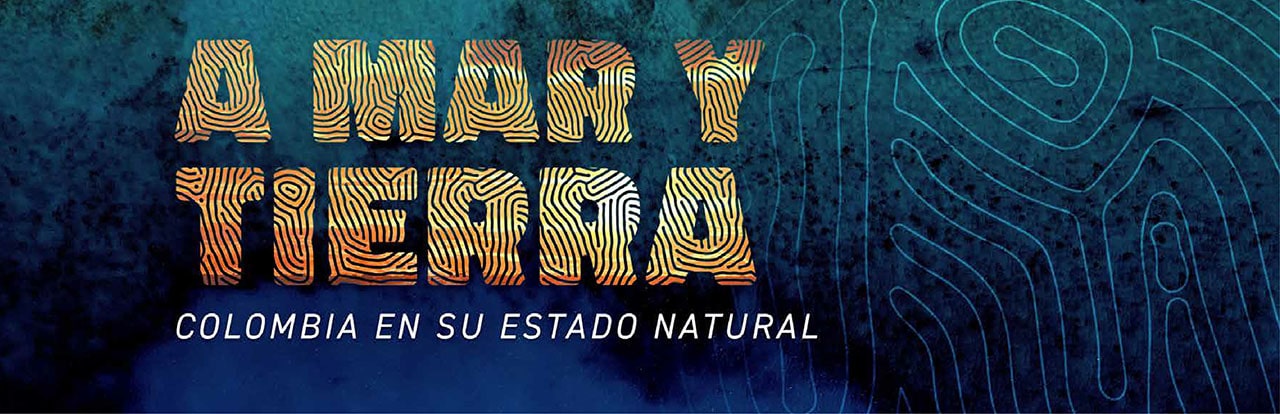 Banner de color de fondo azul. En frente tiene el titulo "a mar y tierra"