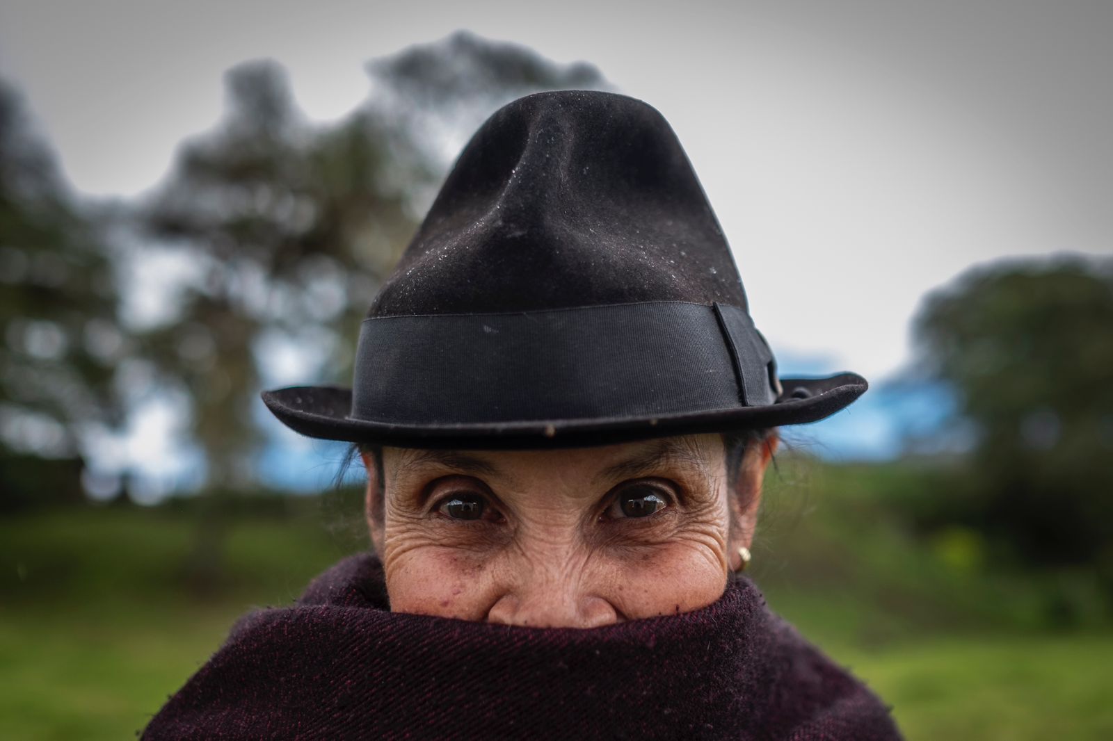 Mujer campesina con sombrero y abrigo
