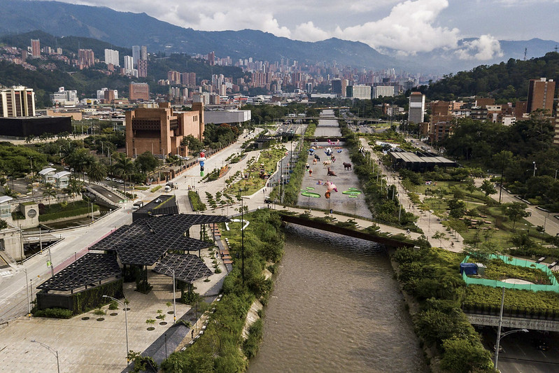 foto de zona de edificios. En la imagen un rio atravesando la ciudad y en la cual hay una serie de puentes claramente visibles