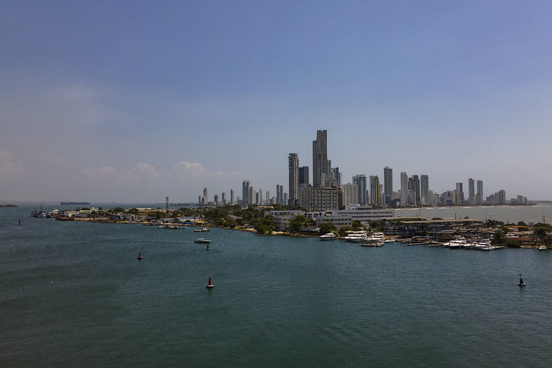 foto panoramica de edificios a orillas del mar