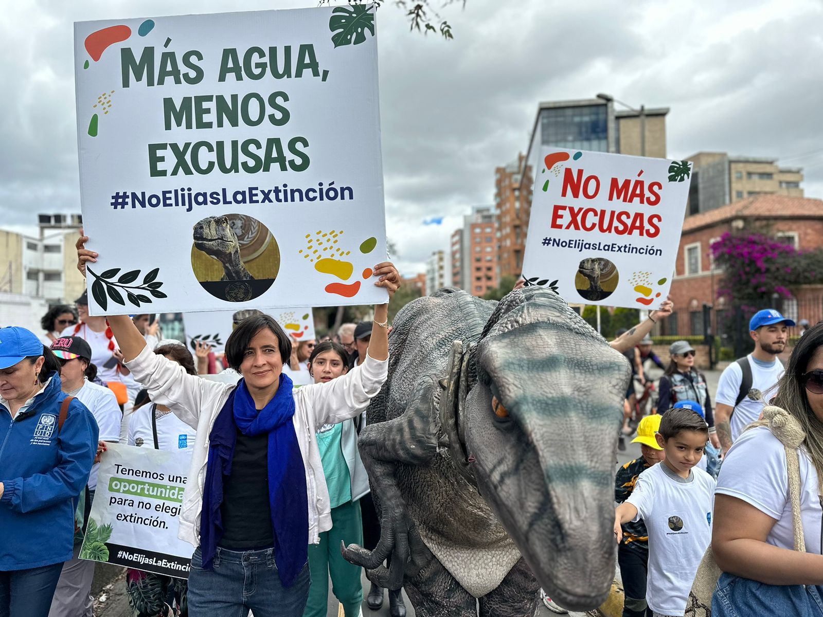 Ministra de Ambiente y dinosaurio Frankie advierten que vamos a tener extinciones masivas si no actuamos