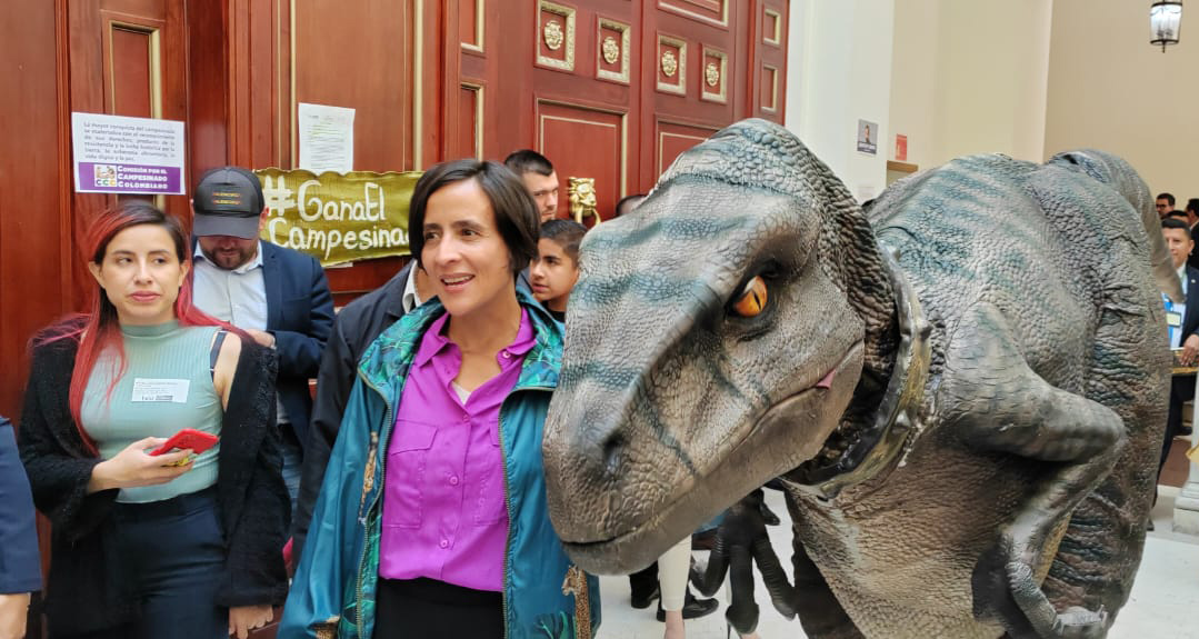 No al fracking en Colombia, mensaje de la Ministra de Ambiente y el dinosaurio Frankie al interrumpir Plenaria en el Congreso