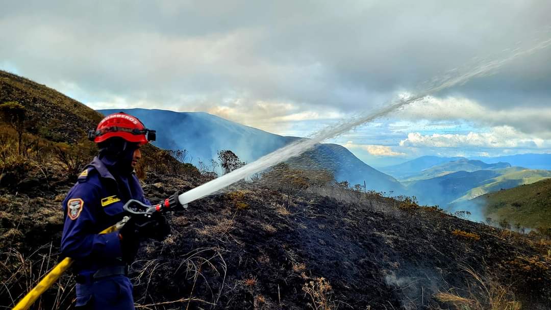 100 hombres de apoyo llegan para apagar el incendio en el páramo Iguaque-Merchán