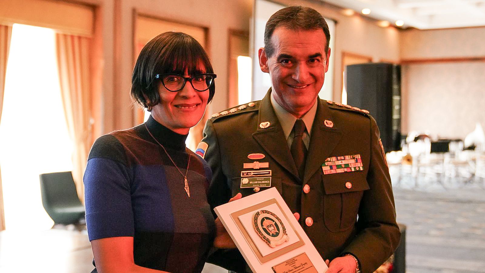 Ministra de Ambiente es reconocida por la Policía Nacional por compromiso ambiental y lucha contra economías ilícitas