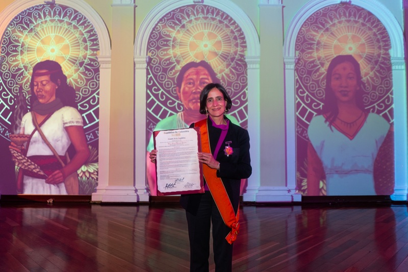 Congreso condecora a ministra Muhamad por trabajo en defensa del ambiente