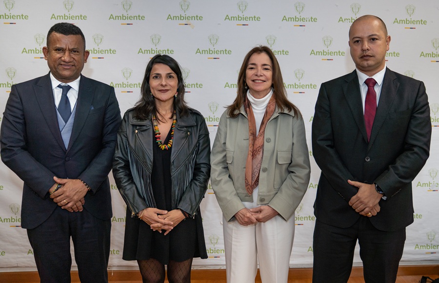 El gobernador de Nariño, Luis Alfonso Escobar, la ministra de Ambiente, Irene Vélez y otros dos altos funcionarios posan luego de firmar el acuerdo para la realización de Bioexpo 2025.